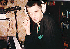 Сергей Коржуков за работой в домашней студии