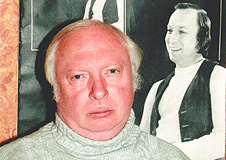 Валерий Ободзинский на фоне своей старой афиши